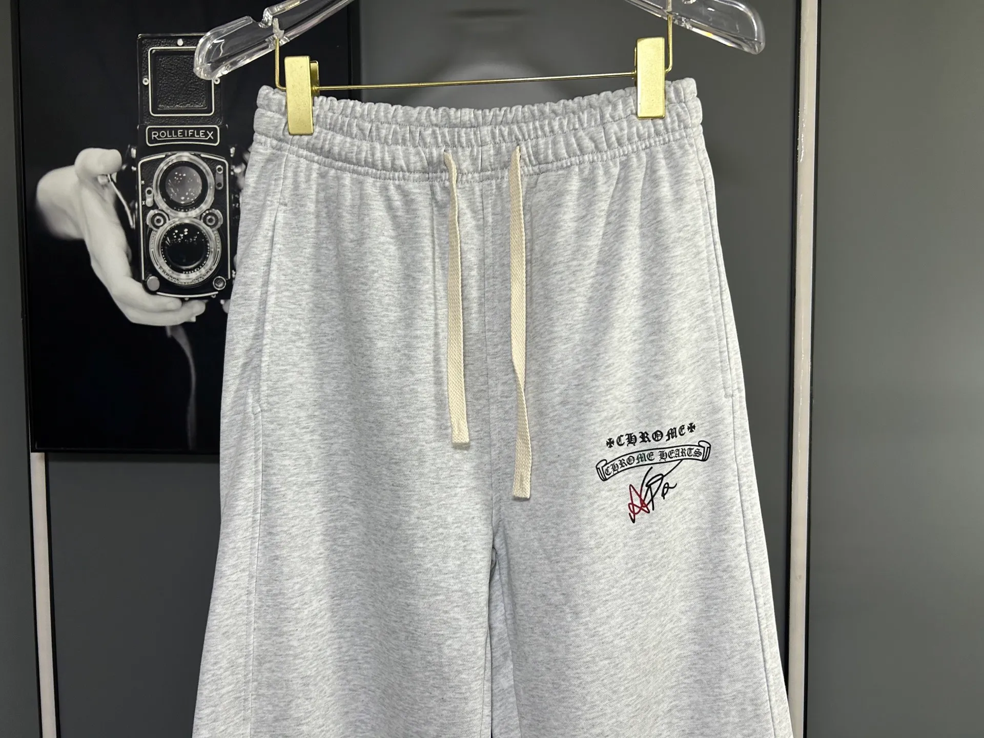 P220 Chrome Hearts 25 new colorful cross-mark loose straight trousers 2025 autumn and winter new embroidered elastic band casual trousers, customized fabrics at the counter. Made of 400g high-version terry fabric, with high breathability and comfort, impeccable details, no pilling and no deformation, brand element design concept, reflecting high quality. It feels delicate and soft! It presents casual tailoring, the same style for men and women, and the upper body shape is awesome! Size: S M L XL Color: Black Gray